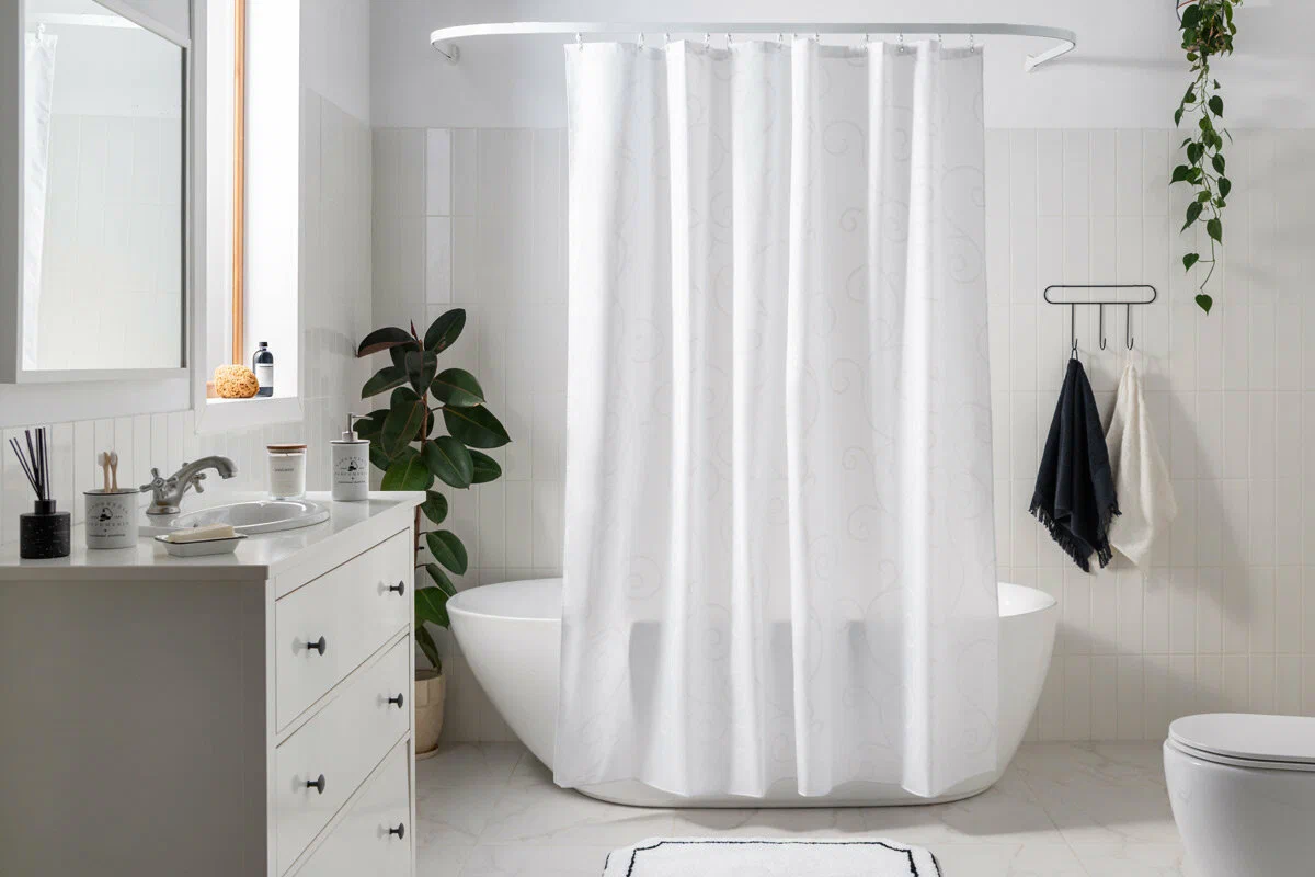 Täydellinen tapa puhdistaa kylpyhuoneen verhot: Näin saat ne kuin uusiksi
