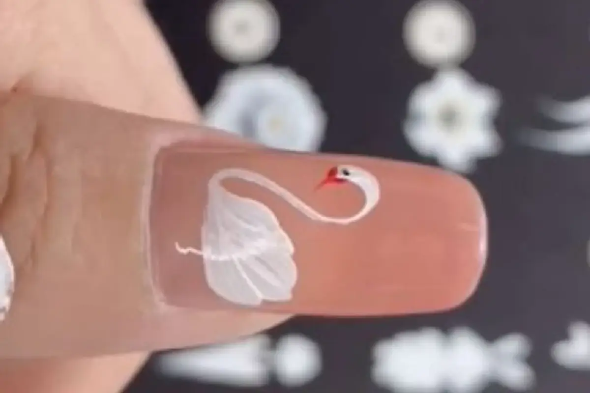 Kynsitaide: Opi luomaan romanttinen ja upea joutsenkuvio kynsiin ilman manikyristiä