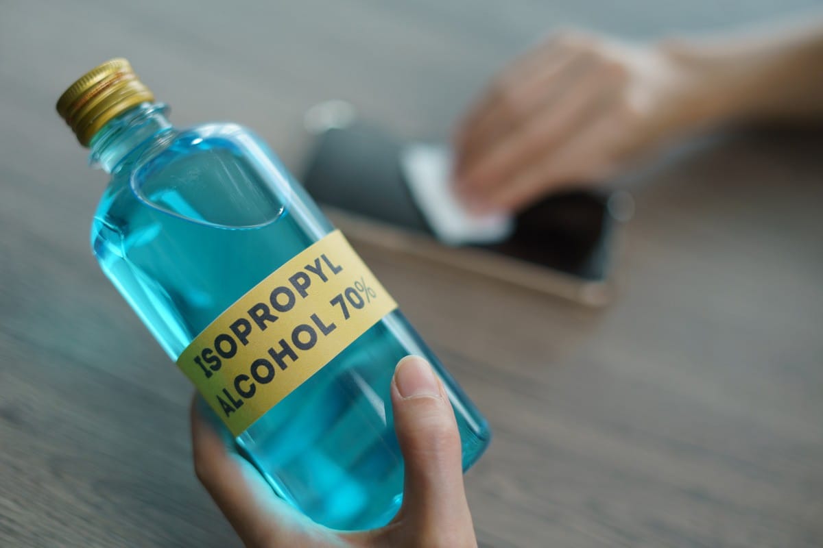 Laattojen puhdistus: Nopea kikka kiiltäviin laattoihin ilman etikkaa tai valkaisuainetta