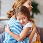 Miksi lapsen halaaminen joka päivä on tärkeää – Luot perustan itseluottamukselle ja hyvinvoinnille!