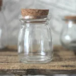 Älä heitä pois keittiön ylimääräisiä lasipurkkeja: luo niistä upea vintage-setti keittiösi sisustukseen