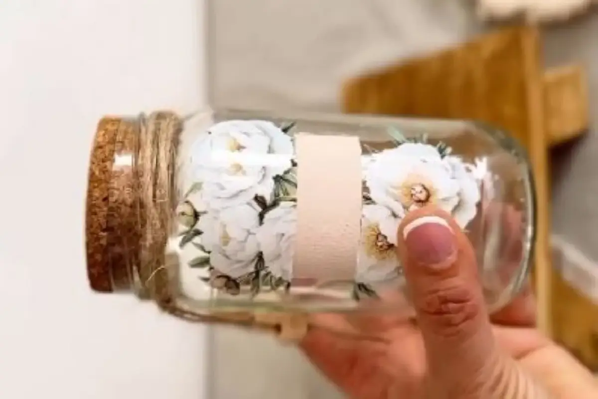 Älä heitä pois keittiön ylimääräisiä lasipurkkeja: luo niistä upea vintage-setti keittiösi sisustukseen