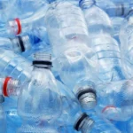 Älä heitä tyhjiä muovipulloja pois: Luo kaunis kukkavalaisin kotisi koristeeksi