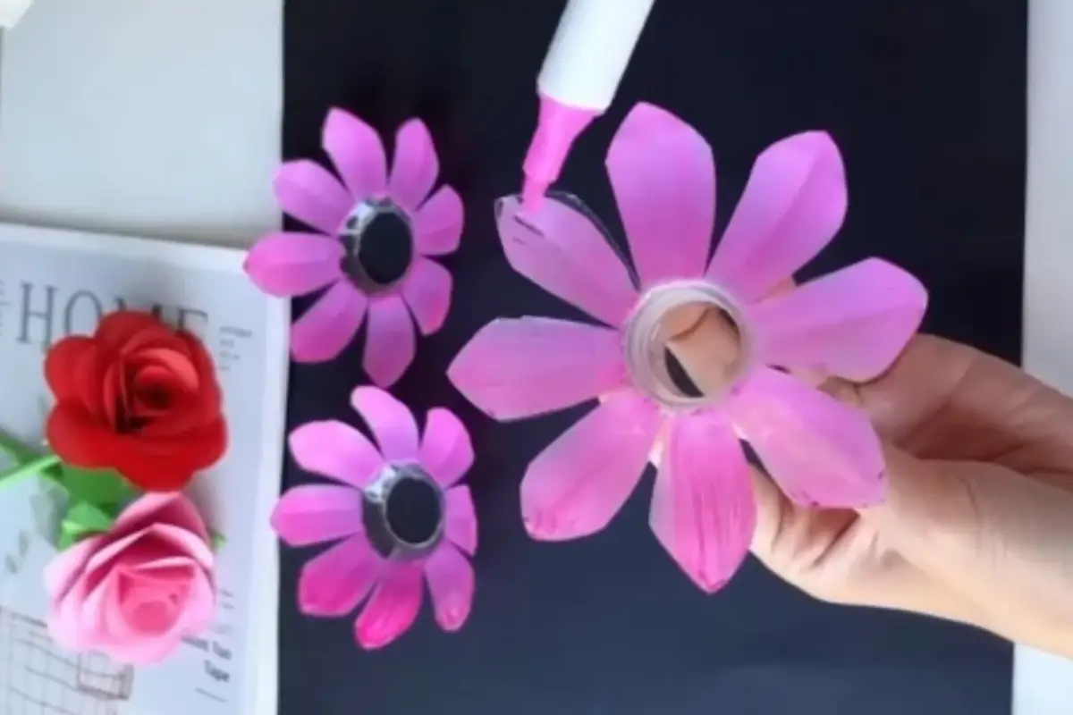 Älä heitä tyhjiä muovipulloja pois: Luo kaunis kukkavalaisin kotisi koristeeksi