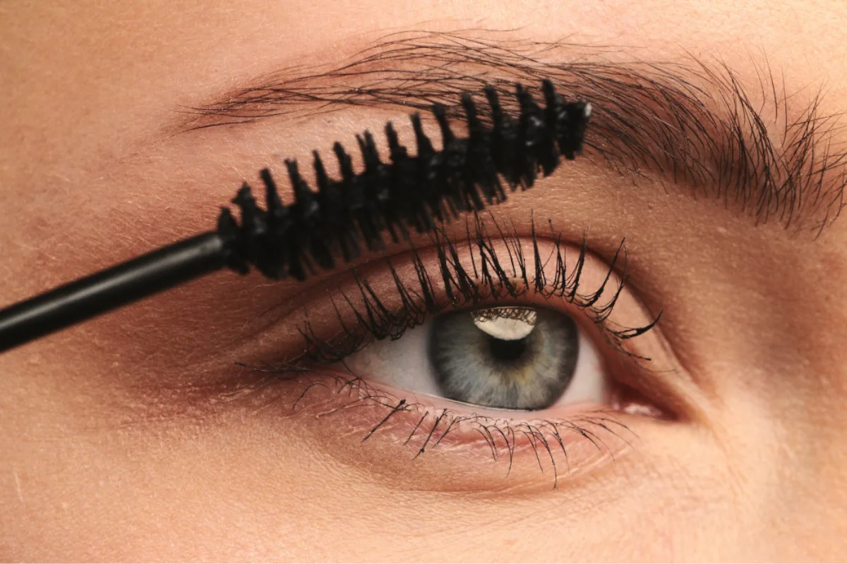 Luonnollinen katse ilman tekoripsiä: Uusi meikkitrendi korostaa silmiäsi vaivattomasti