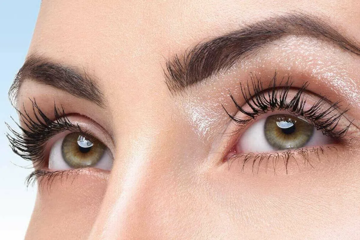 Luonnollinen katse ilman tekoripsiä: Uusi meikkitrendi korostaa silmiäsi vaivattomasti