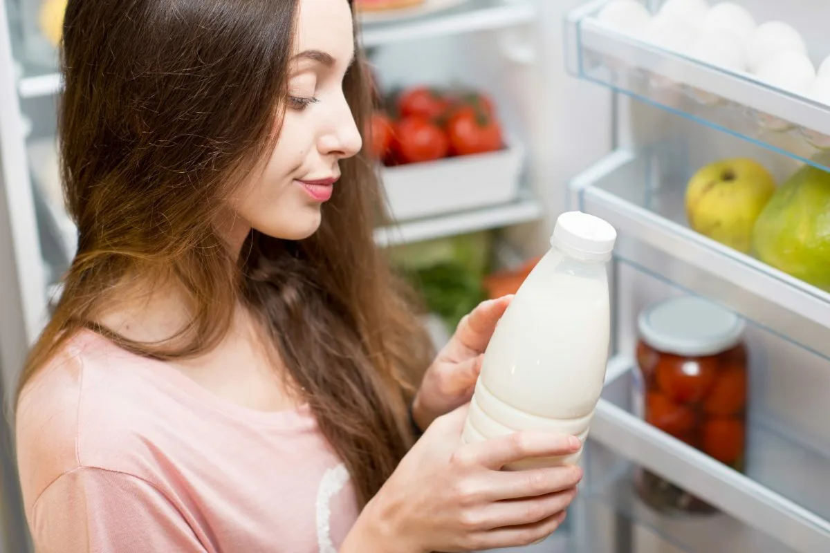 Näin säilytät maidon oikein jääkaapissa – vältä yleinen virhe!