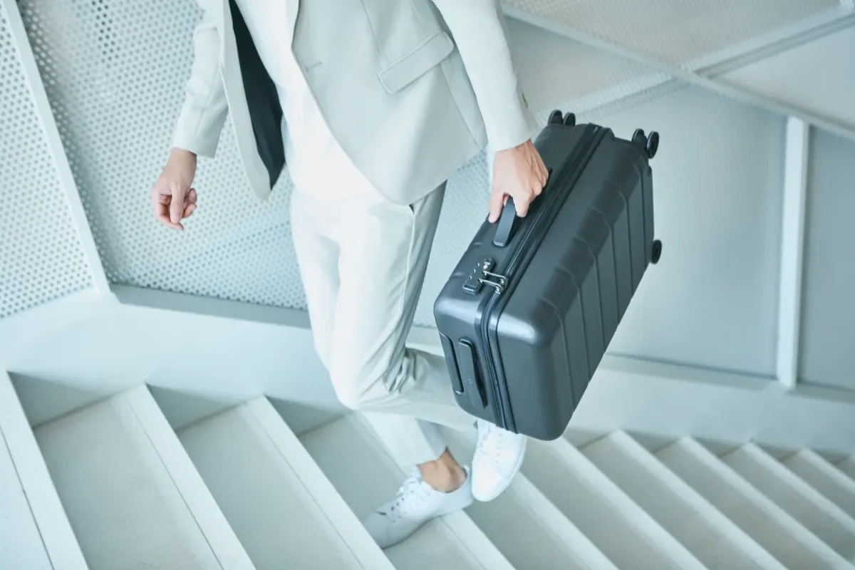 Matkalaukun värin valinta – vältä nämä kolme sävyä matkalla!