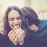 Hauskojen vitsien tieteellinen rakentaminen: Miksi nauramme ja mille