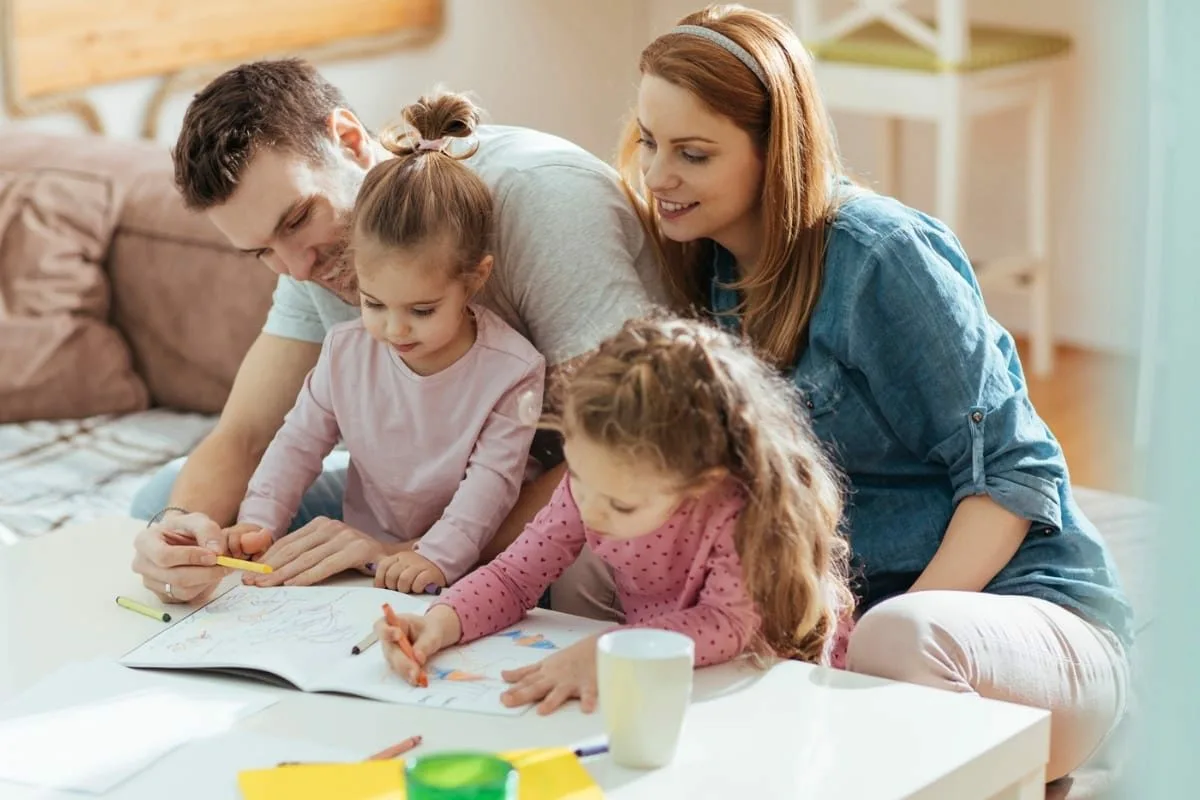 Kymmenen modernia oivallusta vanhemmuuteen: Psykologiset lähestymistavat muutoksessa