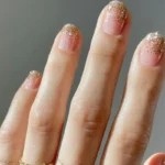 Säihkyvät kynnet: Metallinhohto, kromi ja helmiäismäiset Nail Art -designit