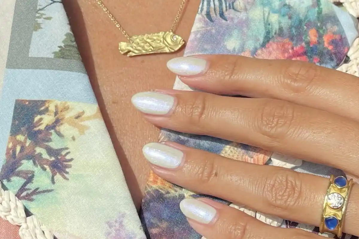 Säihkyvät kynnet: Metallinhohto, kromi ja helmiäismäiset Nail Art -designit