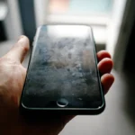 Näytön puhdistus: Helppo kikka poistaa sormenjäljet puhelimen näytöltä