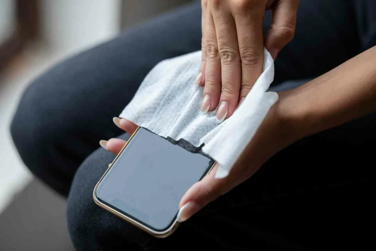 Näytön puhdistus: Helppo kikka poistaa sormenjäljet puhelimen näytöltä