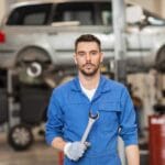 Näppärä kikka säästää tuhansia auton huoltokuluissa: Oliiviöljy ja leivinjauhe pelastavat ajovalot!