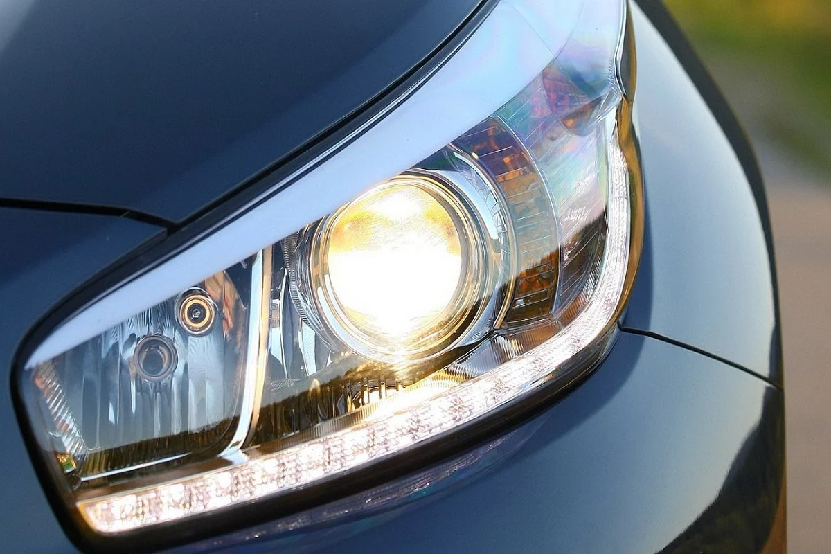 Näppärä kikka säästää tuhansia auton huoltokuluissa: Oliiviöljy ja leivinjauhe pelastavat ajovalot!