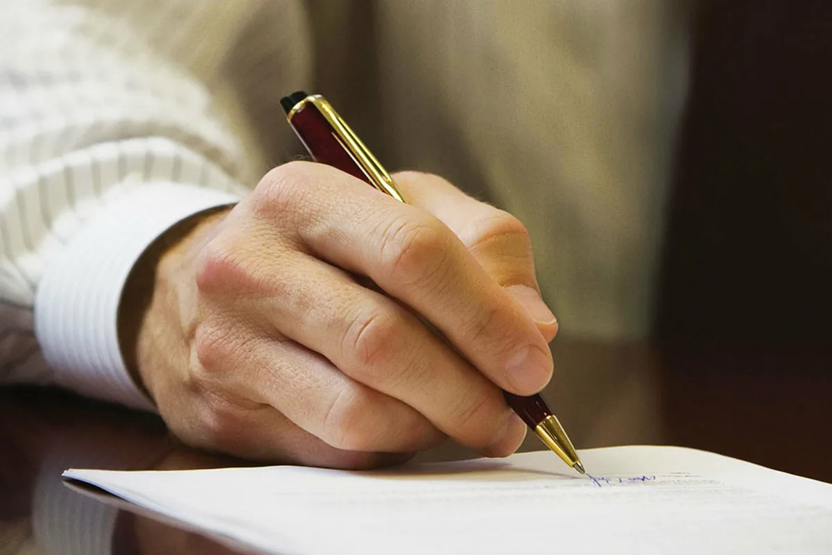 Onnistuneen ihmisen allekirjoitus: Mitä grafologia paljastaa menestyksestä?