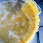 Älä heitä pastan keitinvettä pois: näin hyödynnät sen puutarhassa