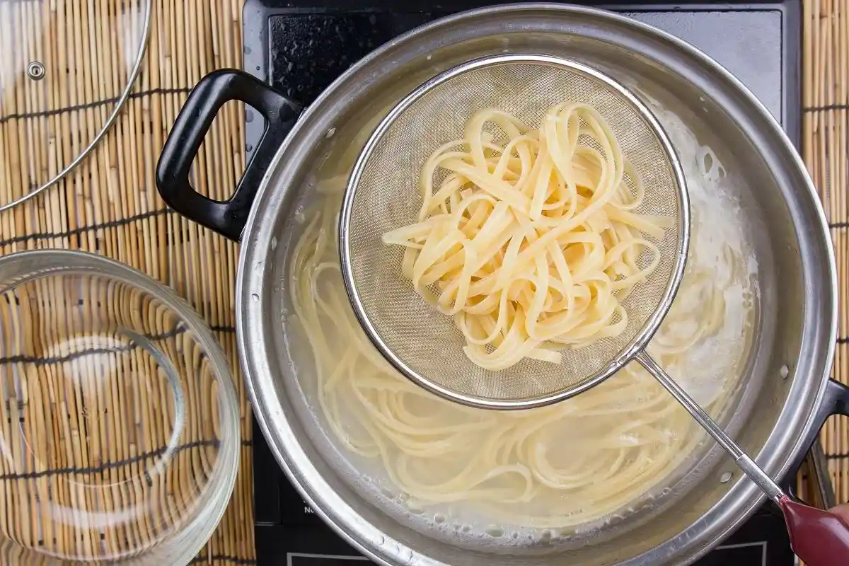 Älä heitä pastan keitinvettä pois: näin hyödynnät sen puutarhassa