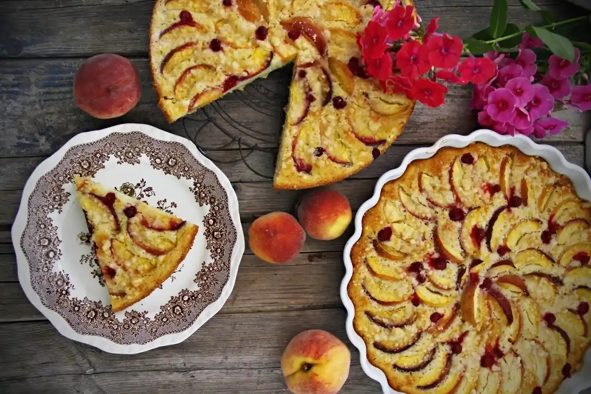 Persikkapiirakka ohje: Kesän herkullisin leivonnainen