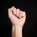 Persoonallisuustesti: valitse, miten puristat nyrkkisi, ja selvitä, miten reagoit elämään!