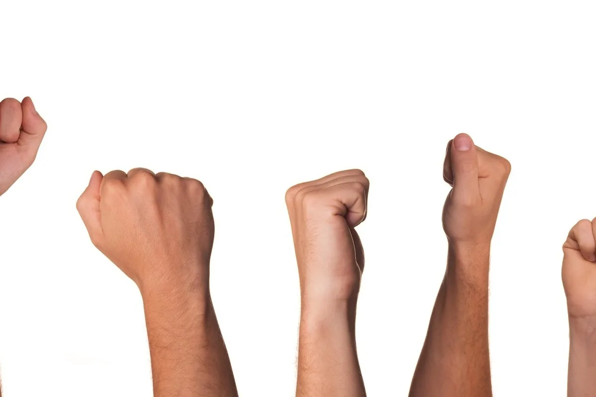 Persoonallisuustesti: valitse, miten puristat nyrkkisi, ja selvitä, miten reagoit elämään!