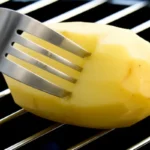 Miksi raaka peruna hierotaan kuumaan grilliin? Vähän tunnettu kikka, joka mullistaa grillauksen