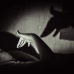 Miksi pelko pimeää kohtaan säilyy aikuisillakin: Biologinen selitys