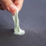 Näin poistat purukumin lattiasta ruokaöljyllä: Helppo ja hellävarainen tapa