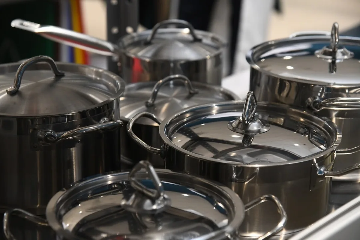 Näin saat kattilat kiiltämään ilman rasvatahroja: mummojen niksin avulla minuuteissa