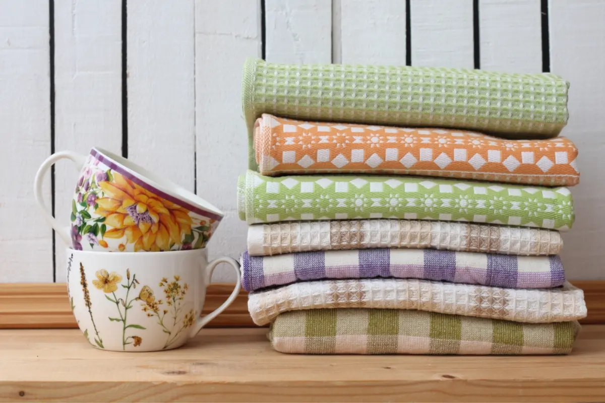 Näin puhdistat keittiöpyyhkeet tehokkaasti halvalla ainesosalla