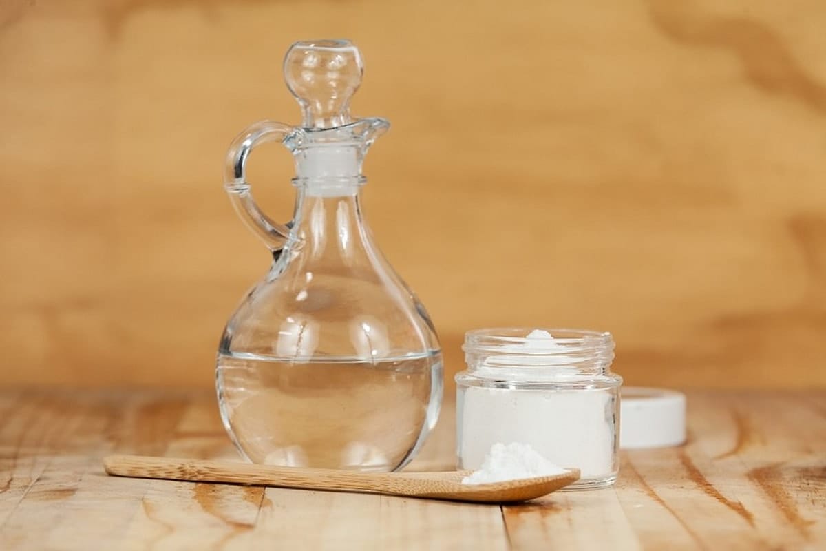 Kuinka puhdistaa kylpyamme kiiltäväksi ilman vahvoja aineita