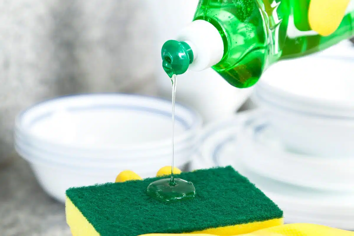 Kuinka puhdistaa kylpyamme kiiltäväksi ilman vahvoja aineita