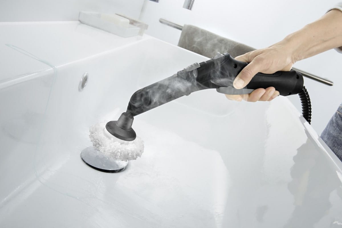 Kuinka puhdistaa kylpyamme kiiltäväksi ilman vahvoja aineita