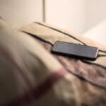 Miksi puhelinta ei kannata ladata sängyn vieressä – ja mitä se tarkoittaa?