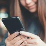 Miksi puhelimen näyttö väsyttää silmiä ja miten sen voi estää?