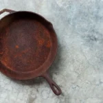 Ei bikarbonaattia eikä valkaisuainetta: Kotikonsti ruosteen poistamiseen pannusta ja sen palauttamiseen uuden veroiseksi