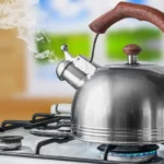Kannattaako valita liedellä lämmitettävä pannu vai sähköinen vedenkeitin? Yllättävä säästö piilee tässä