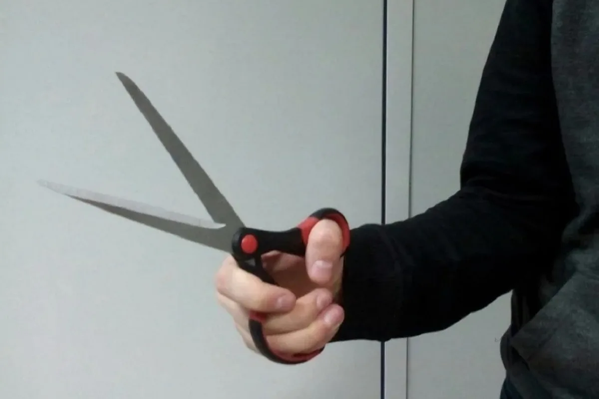 Mikä tarkoittaa saksien asettaminen ristin muotoon sängyn alle ja mihin se on tarkoitettu?