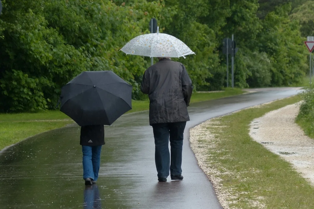Harva tietää: mikä on sateenvarjon yläosan metallikärjen tehtävä