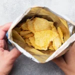 Näin syöt sipsejä tyylikkäästi: etiketin salat pussin avaamisesta jakamiseen