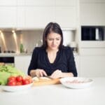 Sipuli ilman kyyneleitä: mummon salaisuus, miten leikata sipulia ärsyttämättä silmiä!