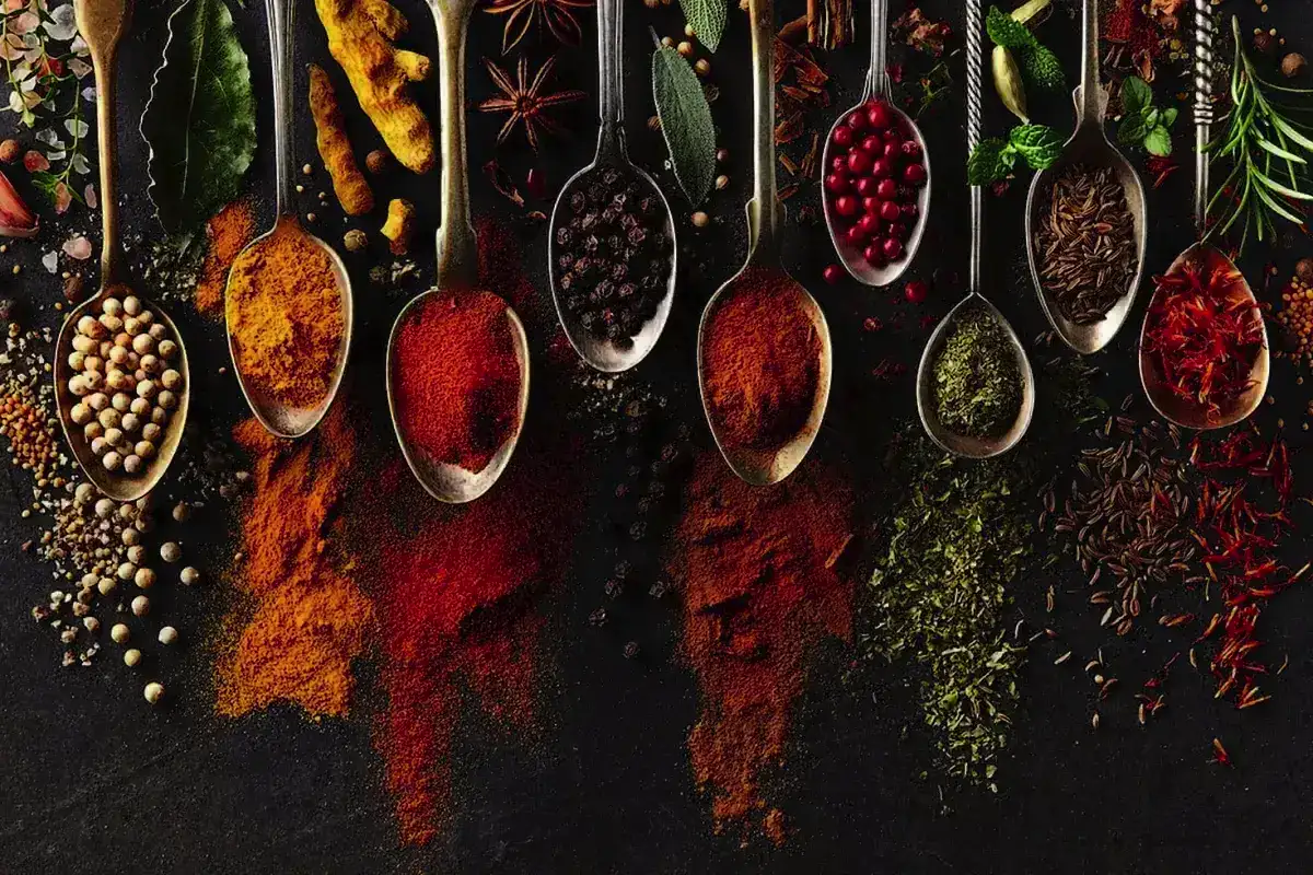 Suola ja mausteet: Kuinka ne muuttavat ruoan makua
