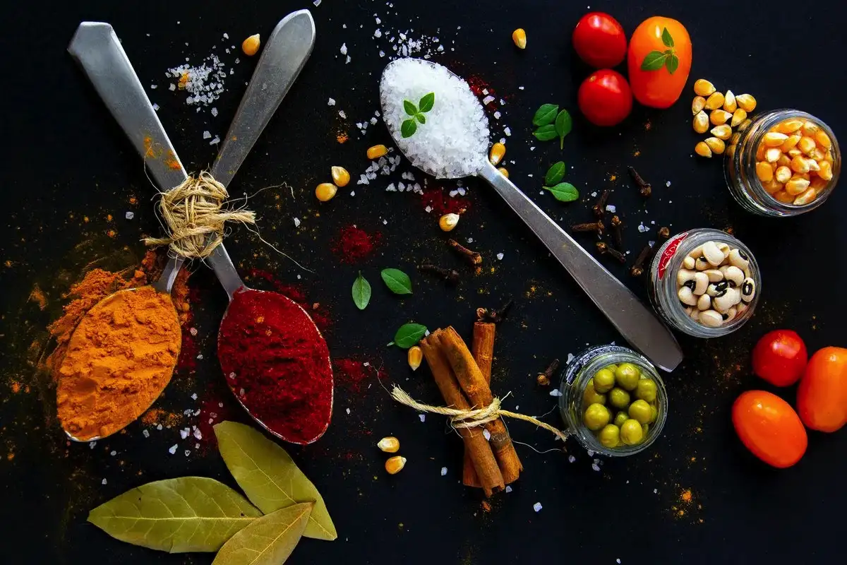 Suola ja mausteet: Kuinka ne muuttavat ruoan makua