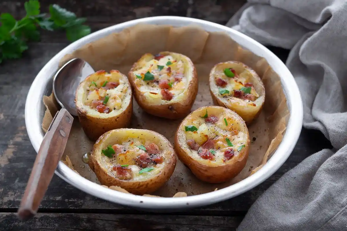 Rapea täytetty peruna airfryerissä 15 minuutissa: Helppo ateria yhdelle