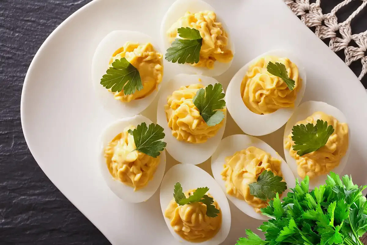 Täytetyt munat merellisellä twistillä: Näin valmistat herkulliset munat bonito-kalan ja suolakurkun vivahteilla