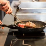 Teflonpannun puhdistus: Yksinkertainen kikka palauttaa tarttumattomuuden