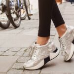 Viisi täydellistä kenkätyyppiä yli 50-vuotiaille naisille: tyylikkyyttä ja mukavuutta