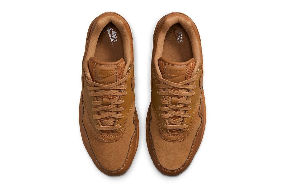 Viisi täydellistä kenkätyyppiä yli 50-vuotiaille naisille: tyylikkyyttä ja mukavuutta