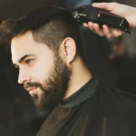 Neljä trendikästä hiustenleikkausta yli 50-vuotiaille miehille